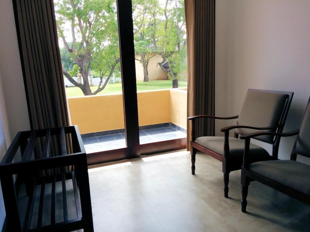 Rajarata Hotel Anurâdhapura Extérieur photo